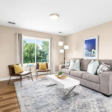 New! Comfy & Cozy Private Flat In Roseville